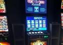 Nielegalne kasyno w Radomiu. Policjanci zabezpieczyli automaty do gier i pieniądze