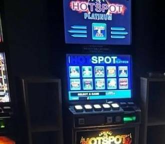 Nielegalne kasyno w Radomiu. Policjanci zabezpieczyli automaty do gier i pieniądze