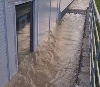 Hektolitry wody zalały market w Jeleniej Górze. Wody nie ma w kilku dzielnicach