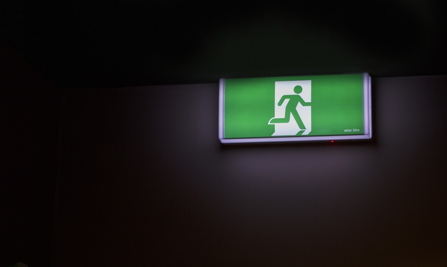 Dlaczego pracownicy odchodzą z firmy? W czasach, kiedy coraz częściej mówi się o rynku pracownika, a rekrutacje na wiele stanowisk tkwią w martwym punkcie, bo brakuje chętnych do pracy, warto pamiętać o tym, że rotacja pracowników wciąż trwa