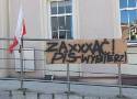 Wulgarny napis w Tczewie. Przed biurem poselskim Kazimierza Smolińskiego ktoś powiesił tablicę z hasłem "ZAxxxAĆ! PiS-WYBIERZ!" | ZDJĘCIA