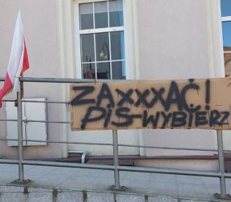 Obraźliwy transparent przed biurem posła Smolińskiego