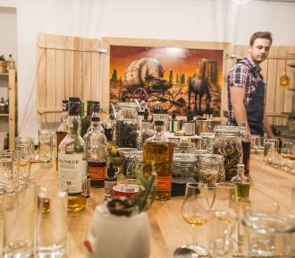 Już nie mojito, ani gin z tonikiem. Zobacz, co dzisiaj serwują stołeczni barmani [WIDEO] 