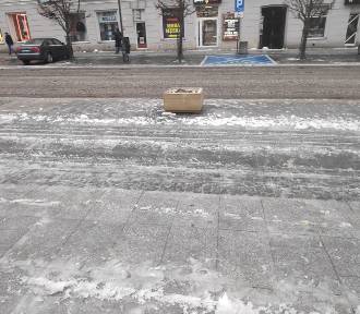 Atak zimy w Białymstoku. Gołoledź na drogach i chodnikach