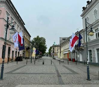 Flagi zawisły już na radomskich ulicach [ZDJĘCIA]