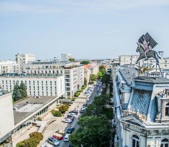 Neon Wedla w Warszawie znów zaświeci. Na dachu kamienicy pojawi się kultowy chłopiec na zebrze 