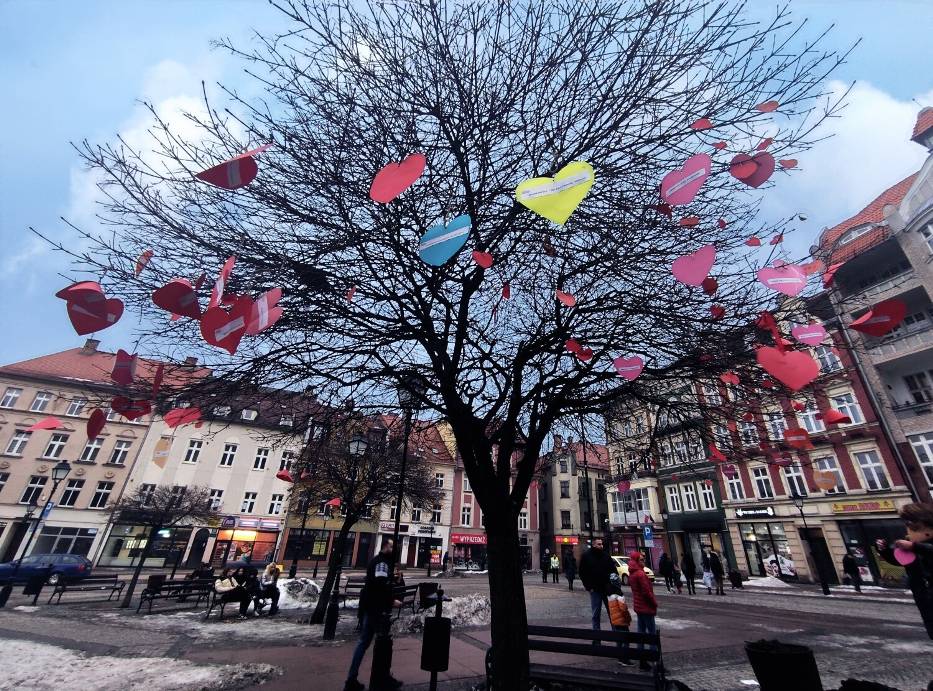 Walentynki 2023 na Rynku w Wałbrzychu: Pocałunki, taniec i serce na kłódki miłości! [ZDJĘCIA]
