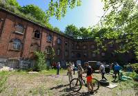 Toruński Belweder otwarty: sprzątany i zwiedzany! Akcja miłośników fortyfikacji