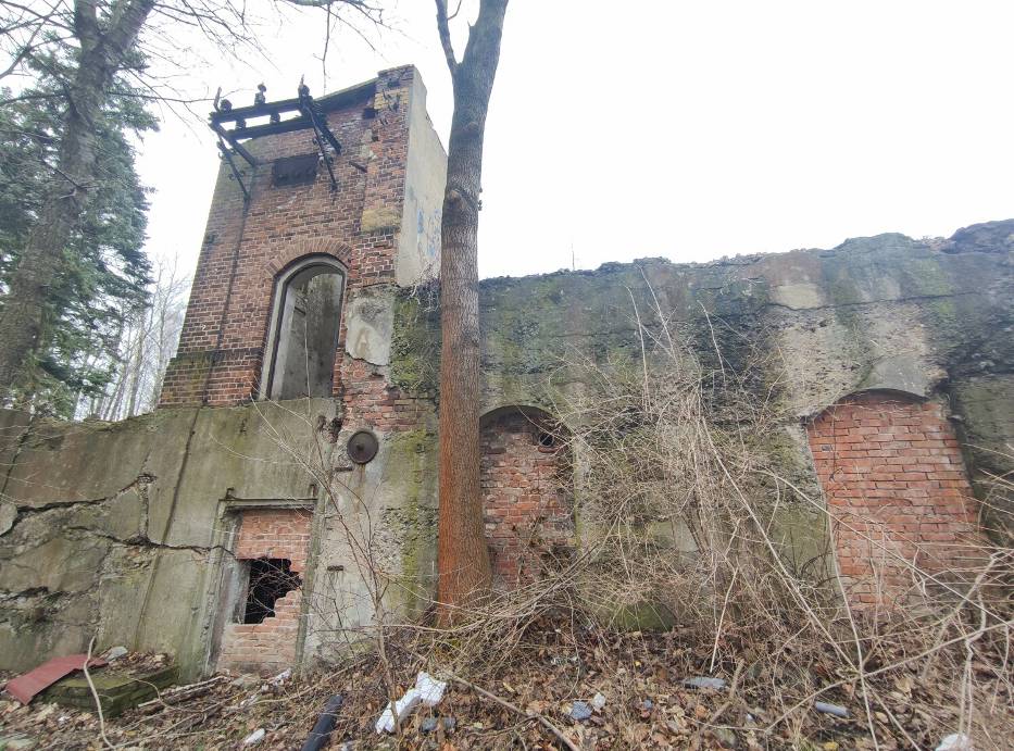 Ładny skwer w Gorcach pod Wałbrzychem, a przy nim tajemnicza ruina. To mury z historią! - zdjęcia