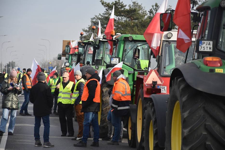 Protest rolników w Nowym Mieście nad Wartą. Zablokowano most na krajowej Jedenastce. Policja kieruje ruch na objazdy [zdjęcia]