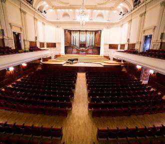 Muzyka poważna w Warszawie. Na co wybrać się do opery czy filharmonii jesienią? Polecamy