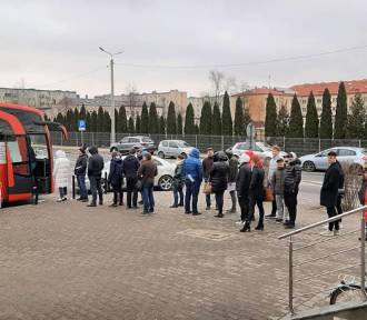 W Łęczycy zorganizowano zbiórkę krwi dla Ukrainy. Długa kolejka przez autokarem RCKiK