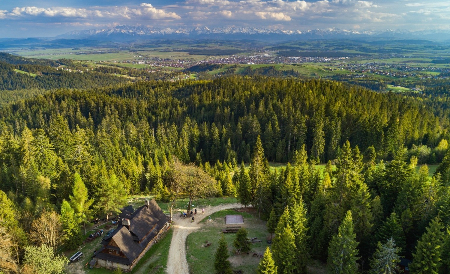 Niegdyś pasterskie schronienie, później schronisko PTTK, w 2017 r