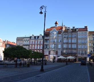 Rynek w Wałbrzychu – ładny, ale trochę pusty plac w centrum miasta. Aktualne zdjęcia
