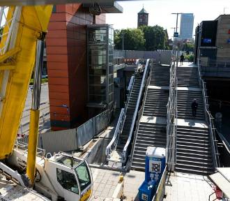 Montują! Nowe ruchome schody przy krakowskim dworcu. A kiedy ruszą?