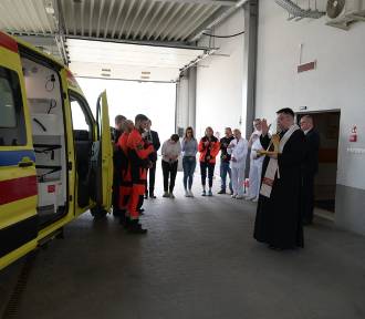 Ksiądz kapelan poświęcił nowy ambulans dla Pleszewskiego Centrum Medycznego
