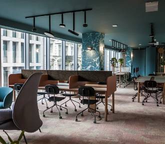 The Nest. Warszawski co-working w najcieńszym budynku na Pięknej. Przy jednym z biurek Filip Springer 