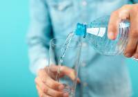Zalety picia wody gazowanej. Sprawdź dlaczego warto pić wodę z bąbelkami