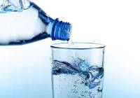 Zalety picia wody gazowanej. Sprawdź dlaczego warto pić wodę z bąbelkami