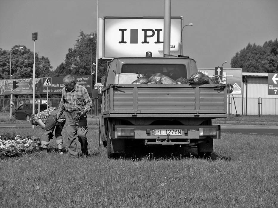 Pracownicy ŁZUK sprzątają m