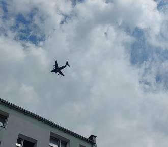 Wielki wojskowy samolot lata nad Poznaniem. Co tutaj robi?