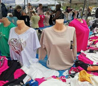 Letnia moda na ulicy Dworaka w Rzeszowie: Bogata oferta sukienek, bluzek i spódnic