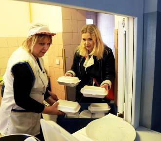 150 porcji potrawy Płow dla bezdomnych od restauracji Mały Taszkient z Legnicy