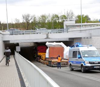 Tir uszkodził tunel pod torami kolejowymi w Sulejówku. Ogromne utrudnienia w ruchu