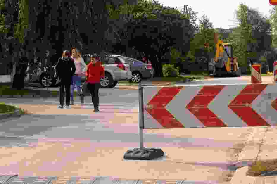 Prace przy układaniu chodnika przy ul