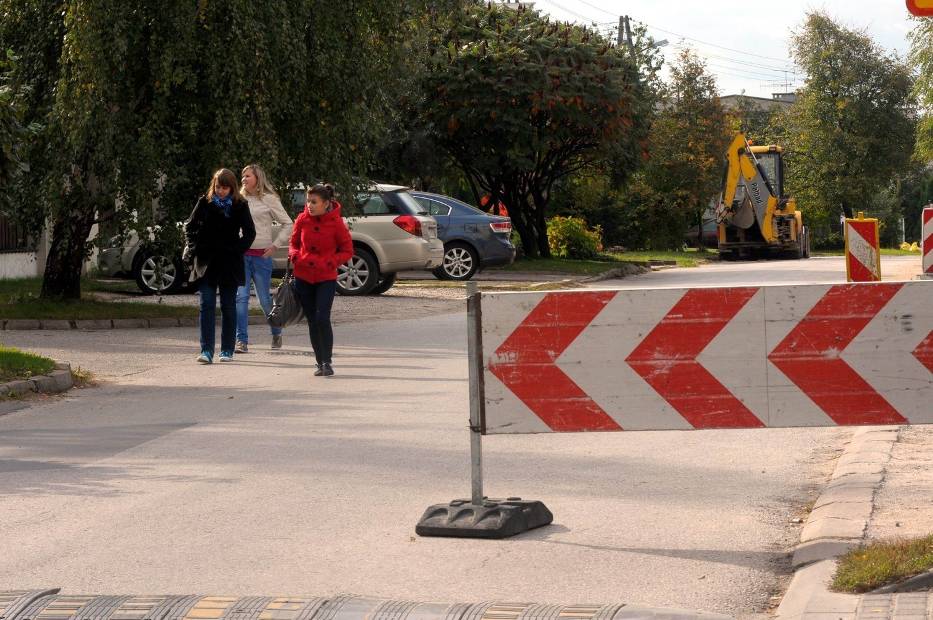 Prace przy układaniu chodnika przy ul