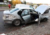 W Dąbrowie BMW uderzyło w Volkswagena Transportera 