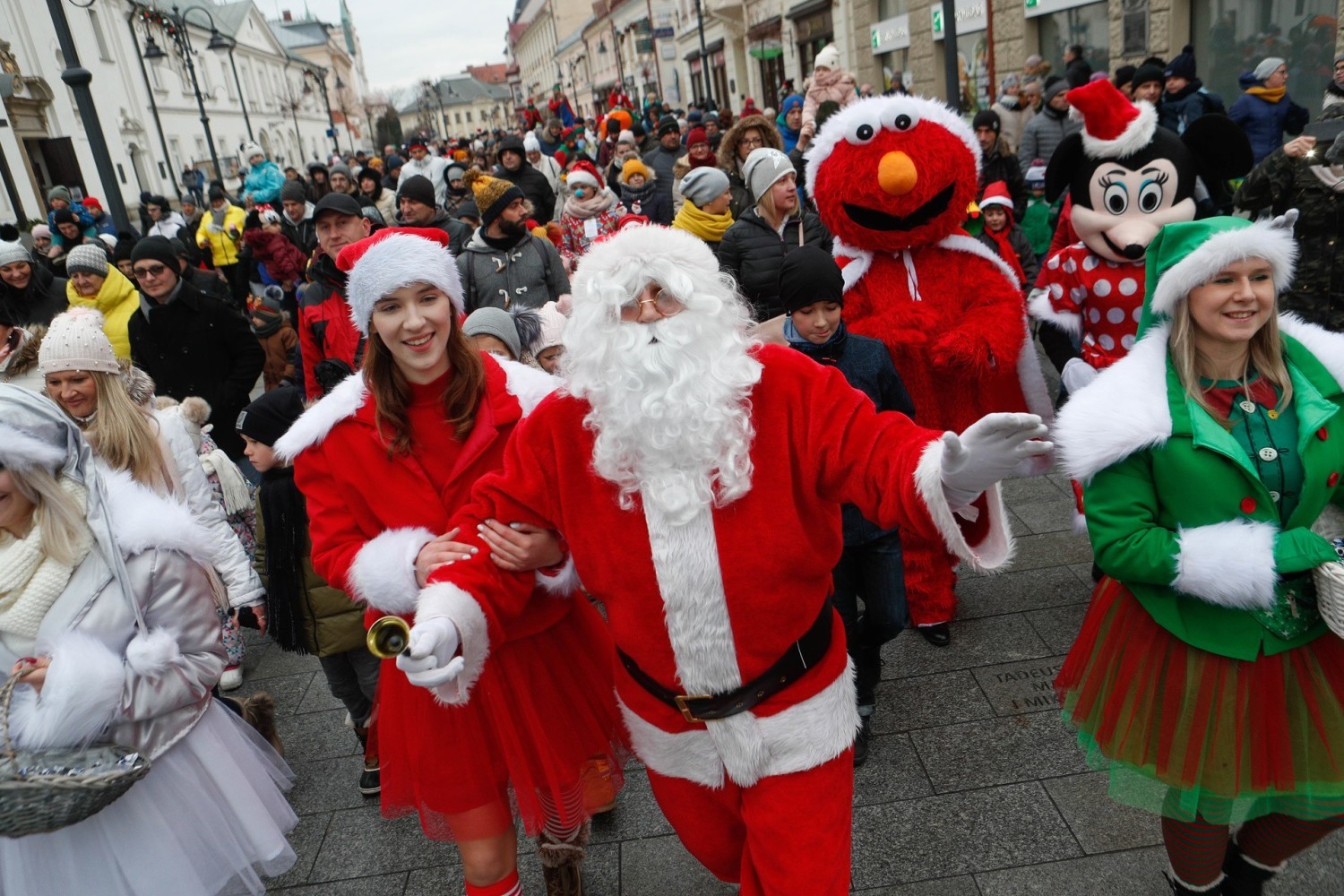 Parada Świętego Mikołaja i świąteczne miasteczko na Rynku w Rzeszowie
