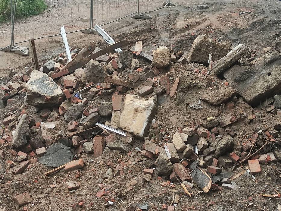 Trwa wielkie wyburzanie w dzielnicy Podgórze w Wałbrzychu. Jedna kamienica zniknęła, dwie są rozbierane, sześć kolejnych czeka - zdjęcia