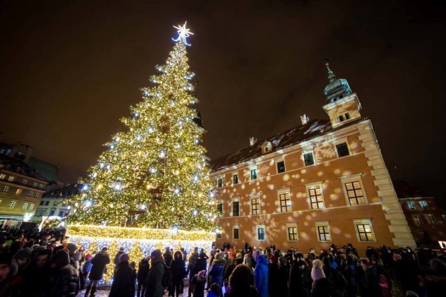 Iluminacja świąteczna i zapalenie choinki