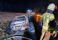 Pożar samochodu koło wsi Mysiakowiec w gminie Poświętne. W aucie spłonął mężczyzna