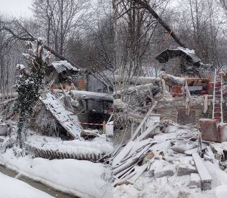 Tragiczny wypadek w Ciścu. Na dom jednorodzinny spadło drzewo, nie żyje jedna osoba