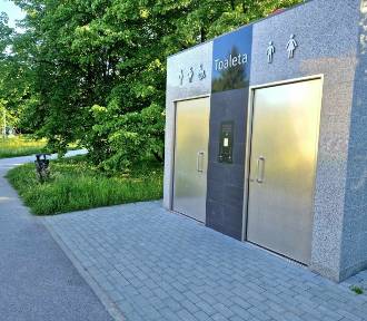 "Toaleta-skarbonka" w krakowskim parku. Mieszkańcy się skarżą, a urzędnicy tłumaczą