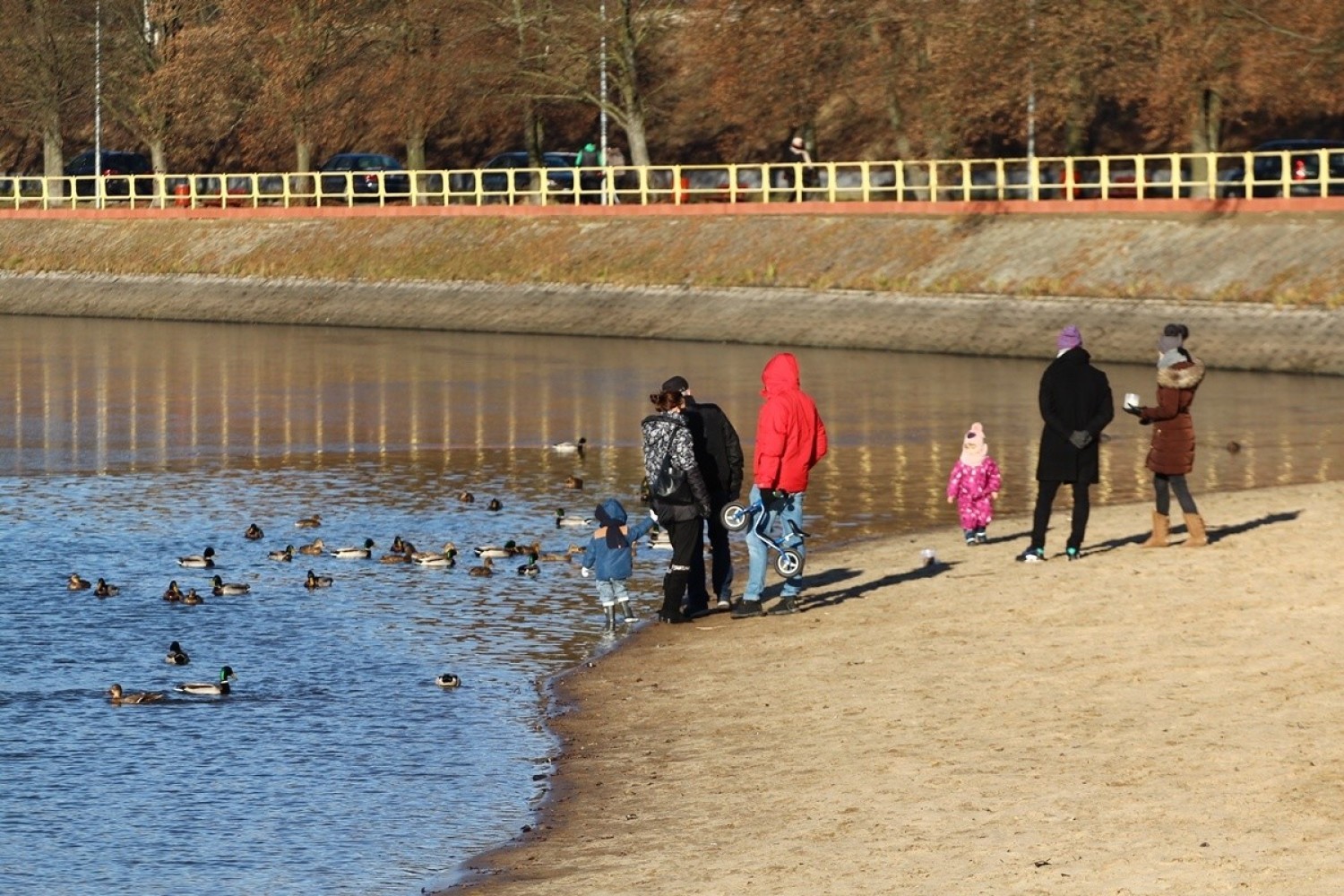 Piękna pogoda w poświąteczną niedzielę przyciągnęła nad zalew Rejów w Skarżysku-Kamiennej mnóstwo osób chcących zażyć świeżego powietrza