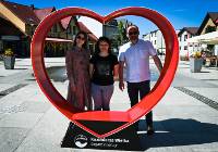 Ławka w kształcie serca stanęła na Rynku w Kazimierzy Wielkiej. Zdjęcia i wideo
