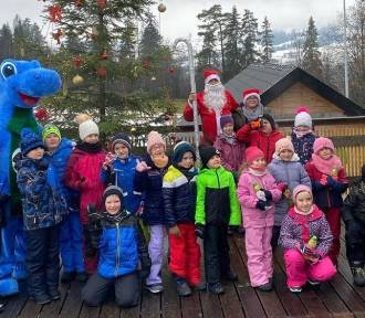 Spisz. Św. Mikołaj wylądował nawet na stoku narciarskim. Bawił się razem z dziećmi