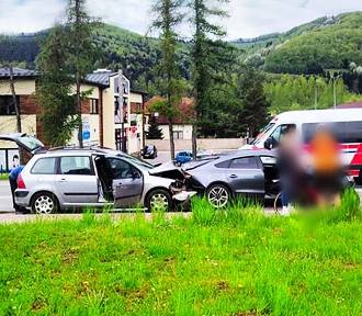 Kobieta zabrana do szpitala po zderzeniu trzech aut osobowych w dolinie Dunajca