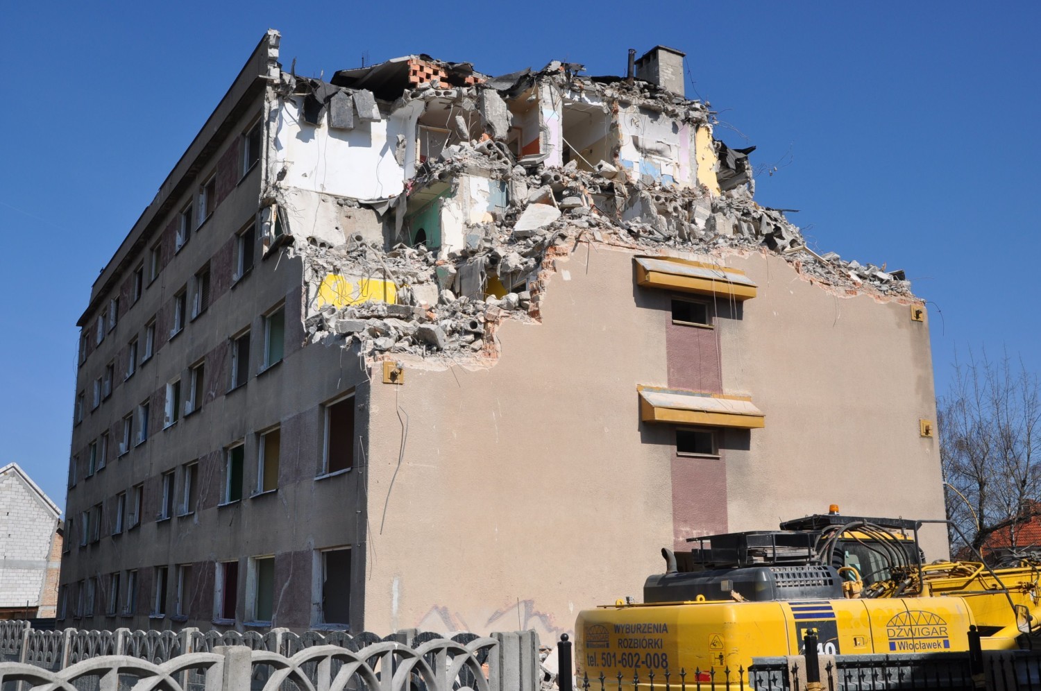 Rozbiórka dawnego hotelu robotniczego przy ulicy Słowiańskiej w Szczecinku, rok 2010. I on zbudowany został na gruntach nienośnych