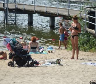 W środę 16 sierpnia nad zalewem na Borkach w Radomiu plażowicze korzystali ze słońca