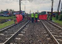 Wypadek na niestrzeżonym przejeździe kolejowym w Kaliszu. Auto wjechało pod pociąg