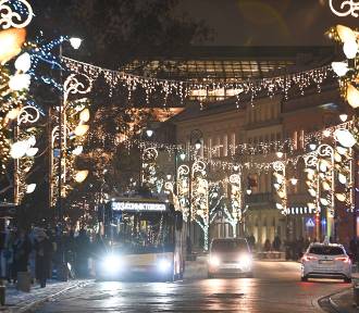 Na to czekaliśmy! W centrum Warszawy rozbłysła przepiękna iluminacja świąteczna