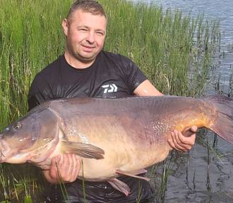 Co za okaz! Z Jeziora Miłoszewskiego wyłowił ponad 32 kg karpia! | ZDJĘCIA