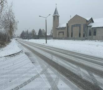 Zimowy krajobraz w Radomiu. Ulice i chodniki zasypane śniegiem [ZDJĘCIA]