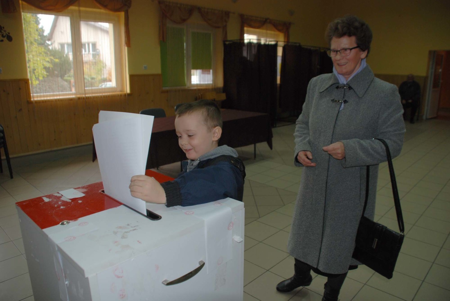 Na zdjęciu: Topólka - mały Adaś z Bielk głosuje ze swoją babcią