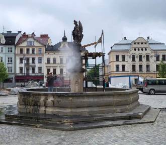 Na cieszyńskim rynku ruszyła renowacja fontanny z figurą św. Floriana