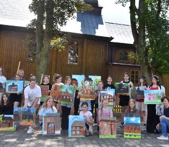 Uczniowie malowali kościół świętych Apostołów Piotra i Pawła we Wróblewie ZDJĘCIA